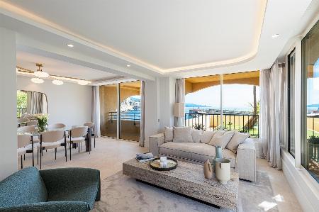 RARE GARDEN APARTMENT - ELEGANCE AT THE SEAFRONT